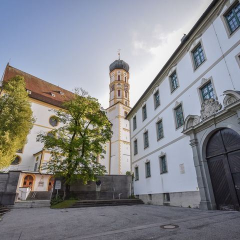 Schloss Marktoberdorf und Pfarrkirche St. Martin in Marktoberdorf Schloss Marktoberdorf und Pfarrkirche St. Martin in Marktoberdorf im Ostallgäu.